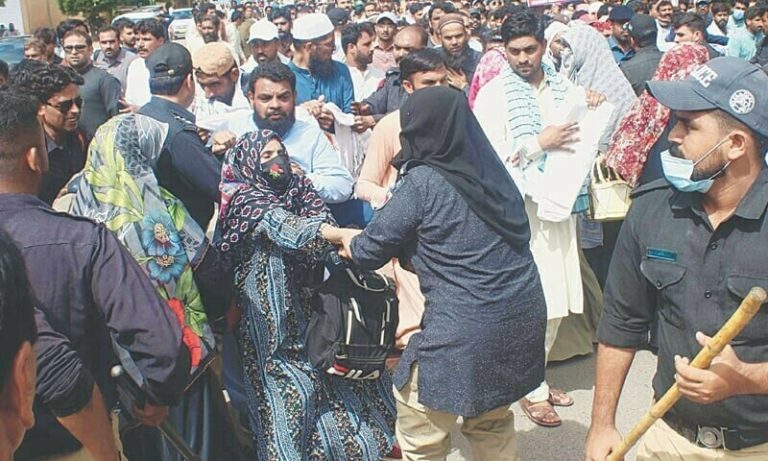 کراچی ، صوبائی وزیر تعلیم نال مذاکرات دے بعد اساتذہ دا احتجاج ختم، خاتون کانسٹیبل معطل