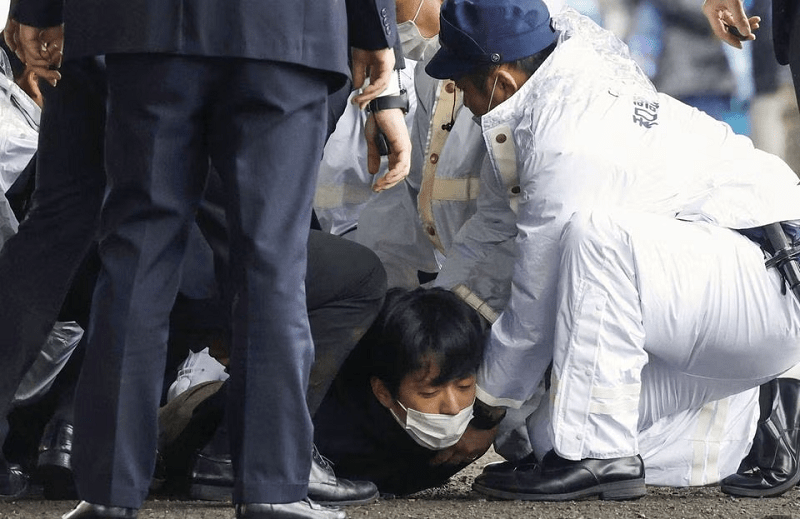 جاپانی وزیر اعظم دی تقریر دے ویلے دھماکہ، محفوظ جا تے پھجا ڈیتا