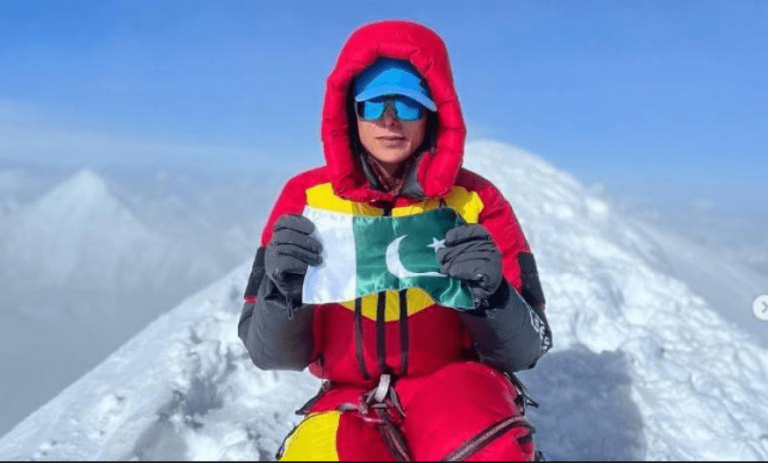 پاکستان دی نائلہ کیانی  نے دنیا دی بلند ترین چوٹی تے پھجݨ دا ریکارڈ قائم کر ڈیتا