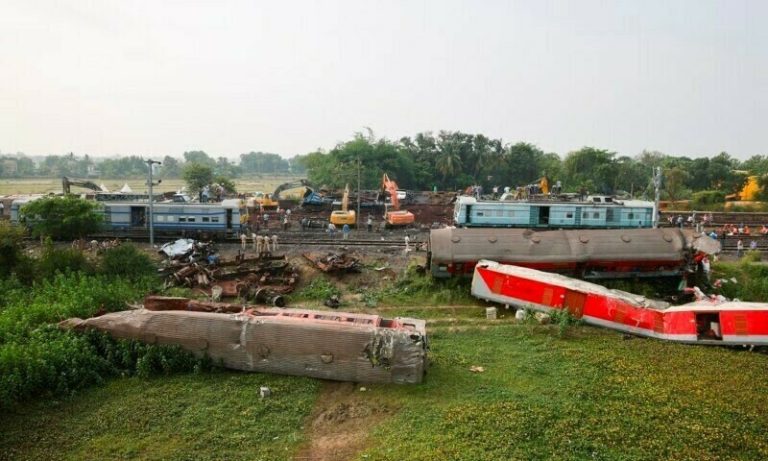 بھارت اچ ٹرین حادثہ، کّی متاثرین دے اھل خانہ تاحال اپنڑیں‌پیاریاں‌کوں‌نہ لبھ سکے