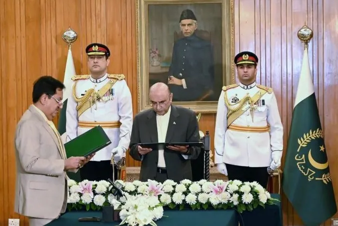 صدر مملکت آصف علی زرداری وفاقی انشورنس محتسب ممتاز علی شاہ توں عہدے دا حلف ڳھدے
